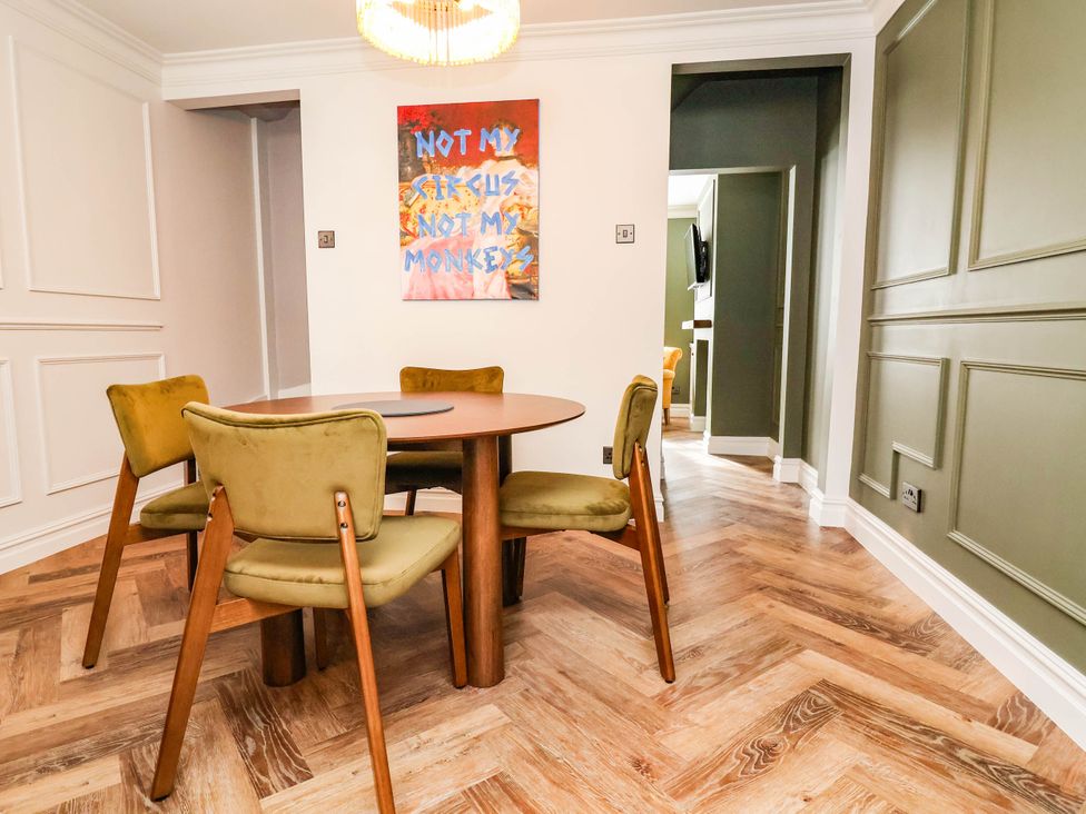 A dining room with a round table and chairs at 9 North Street Chester