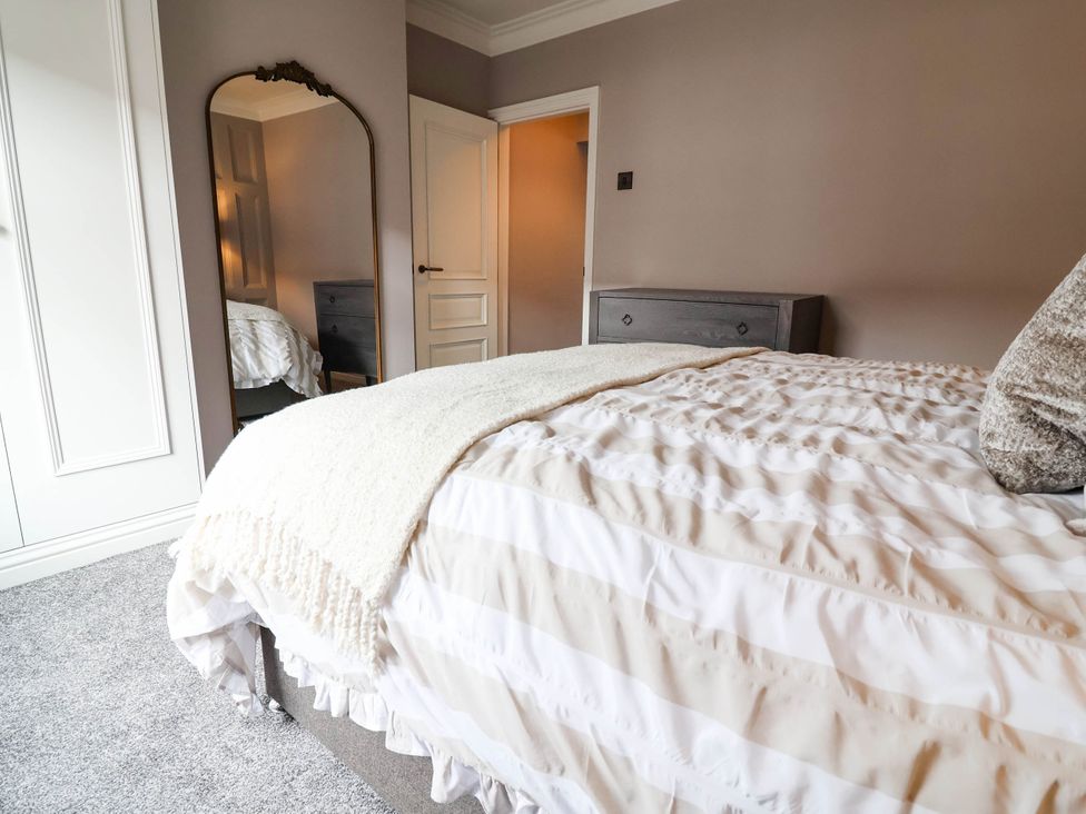 A bedroom with a bed and a mirror at 9 North Street in Chester