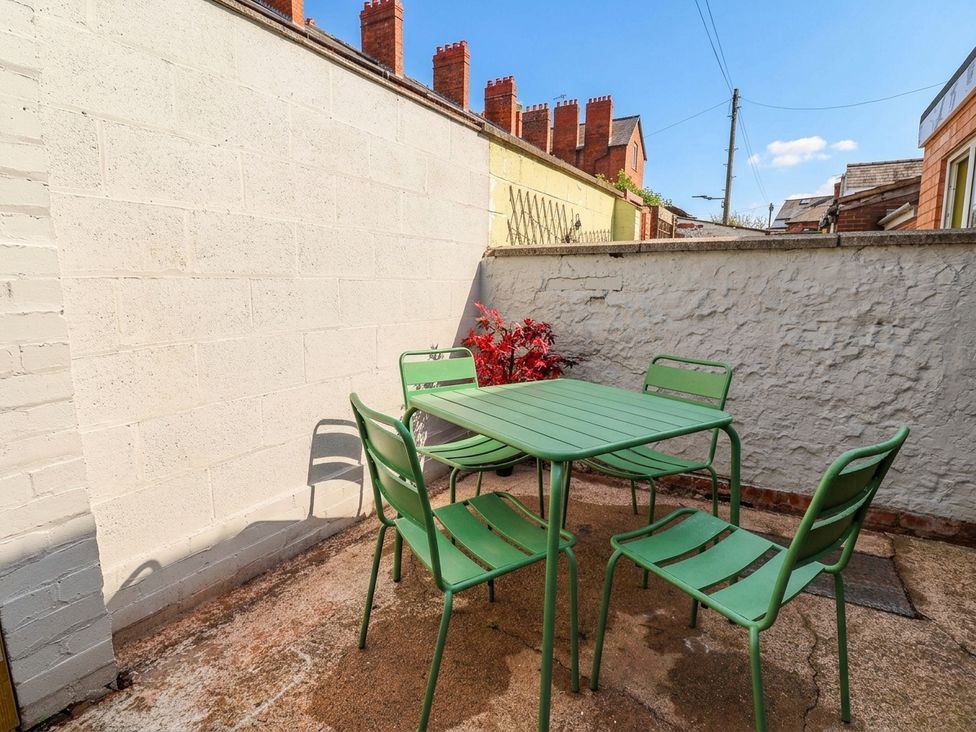 A patio with a green table and chairs at 9 North Street in Chester