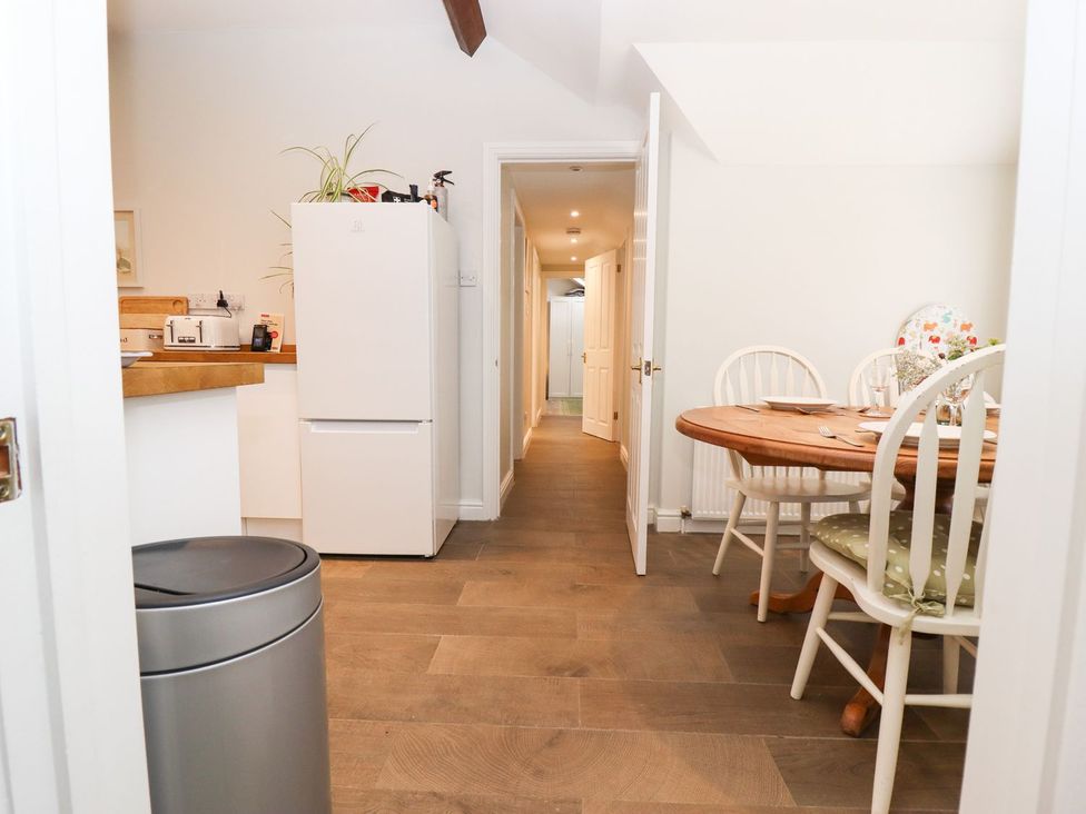 A kitchen with a dining table and chairs at Peewit Barn in Moreton-in-Marsh