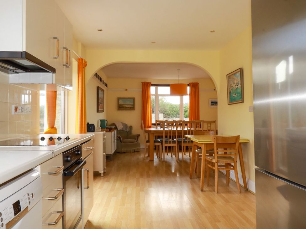 A kitchen with a dining area in Chy-an-Lowena Crantock