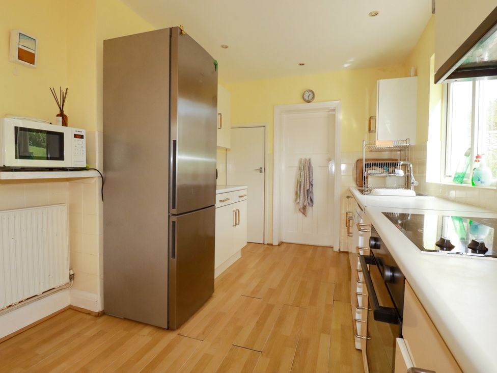 A kitchen with appliances and cabinets at Chy-an-Lowena in Crantock