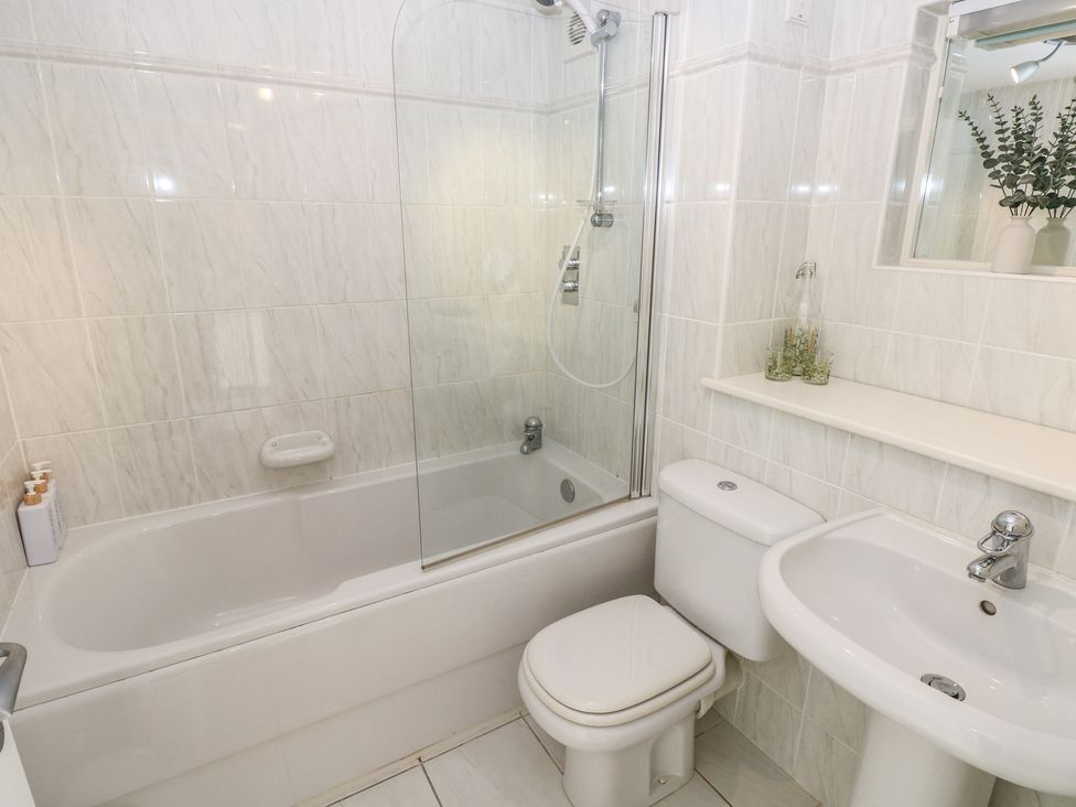 A bathroom with a bathtub and shower at Hafan y Tyddyn