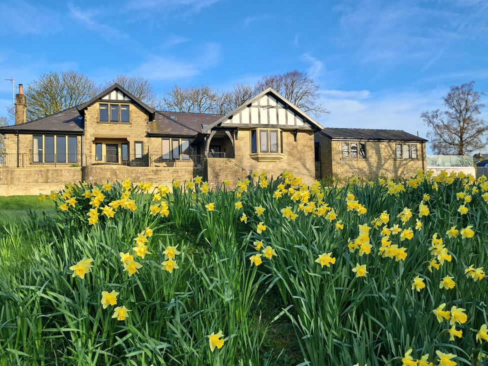 A house with flowers in front at Castleys Mount Skipton