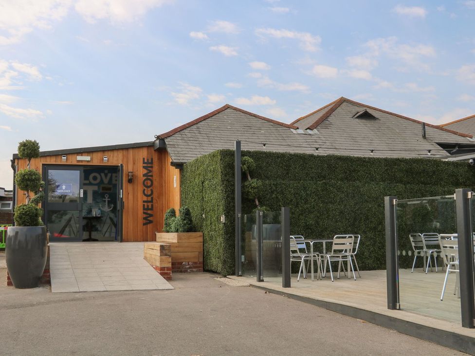 An outdoor area with tables and chairs at Beach Retreat in Warsash