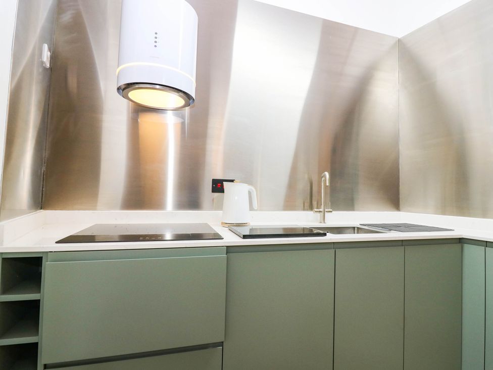 A kitchen with a cooker, sink and kettle at The Studio @ 18 Milnathort