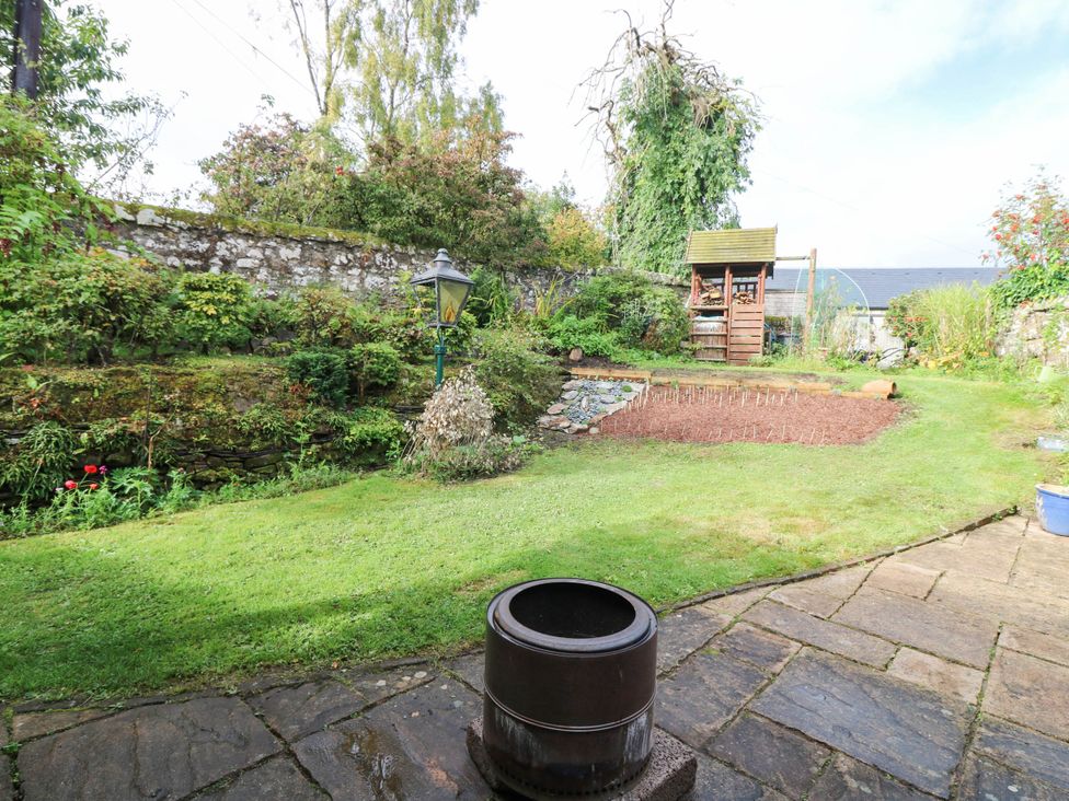 A garden with a lantern and playhouse at The Studio @ 18 Milnathort