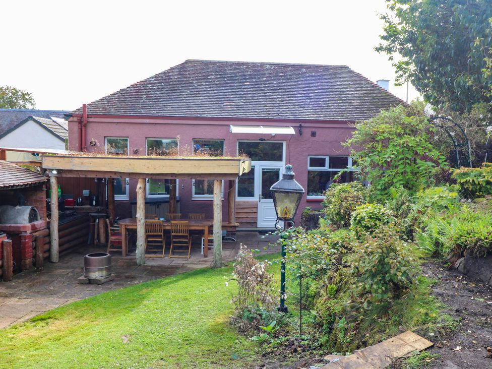 A house with a garden and outdoor dining area at The Studio @ 18 Milnathort