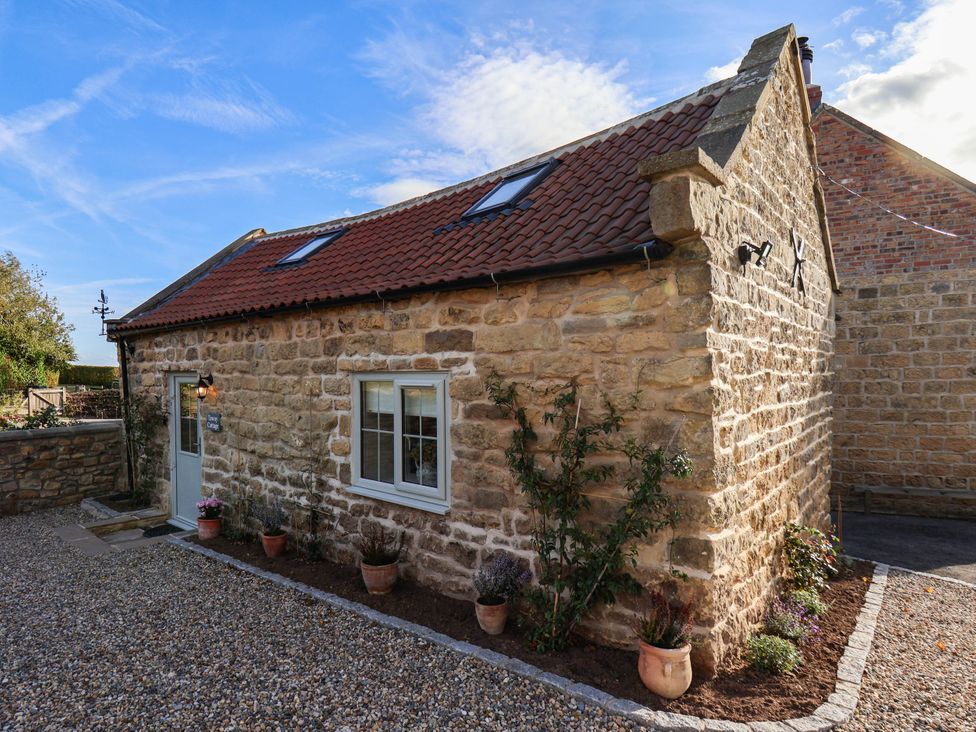 A house with a gravel area and plants at Tawny Cottage in Scarborough