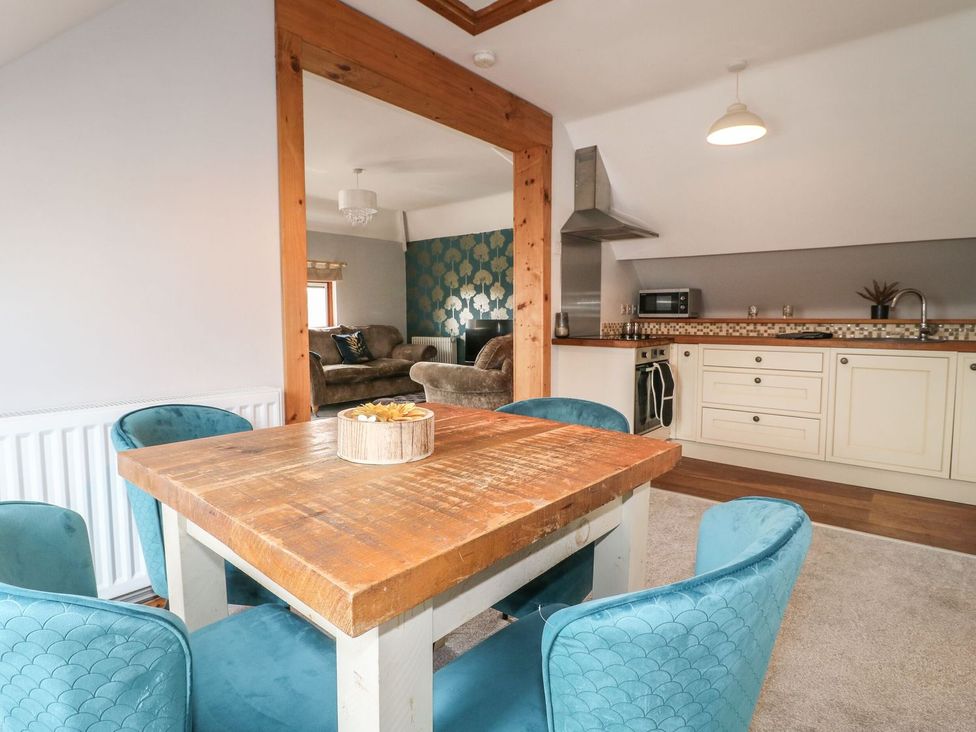 A dining room with a table and chairs at Old Print House in Ilkeston
