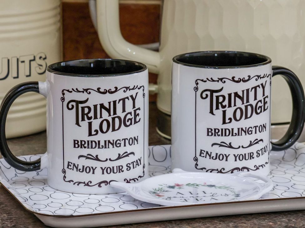 Two mugs on a tray at Trinity Lodge in Bridlington