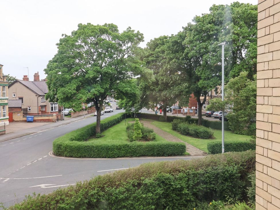 An outdoor area with trees and a pathway at Trinity Lodge in Bridlington