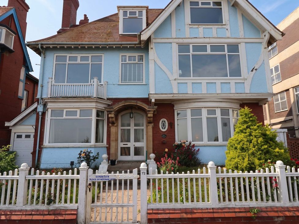 A house with a garden and fence at Sunrise Lodge in Bridlington