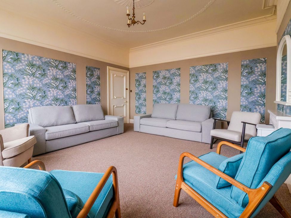 A living room with sofas and armchairs at Sunrise Lodge in Bridlington