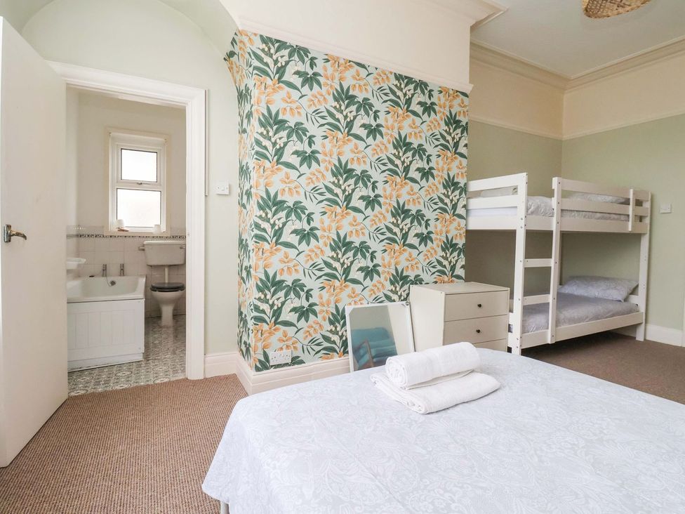 A bedroom with a bunk bed and a double bed at Sunrise Lodge in Bridlington