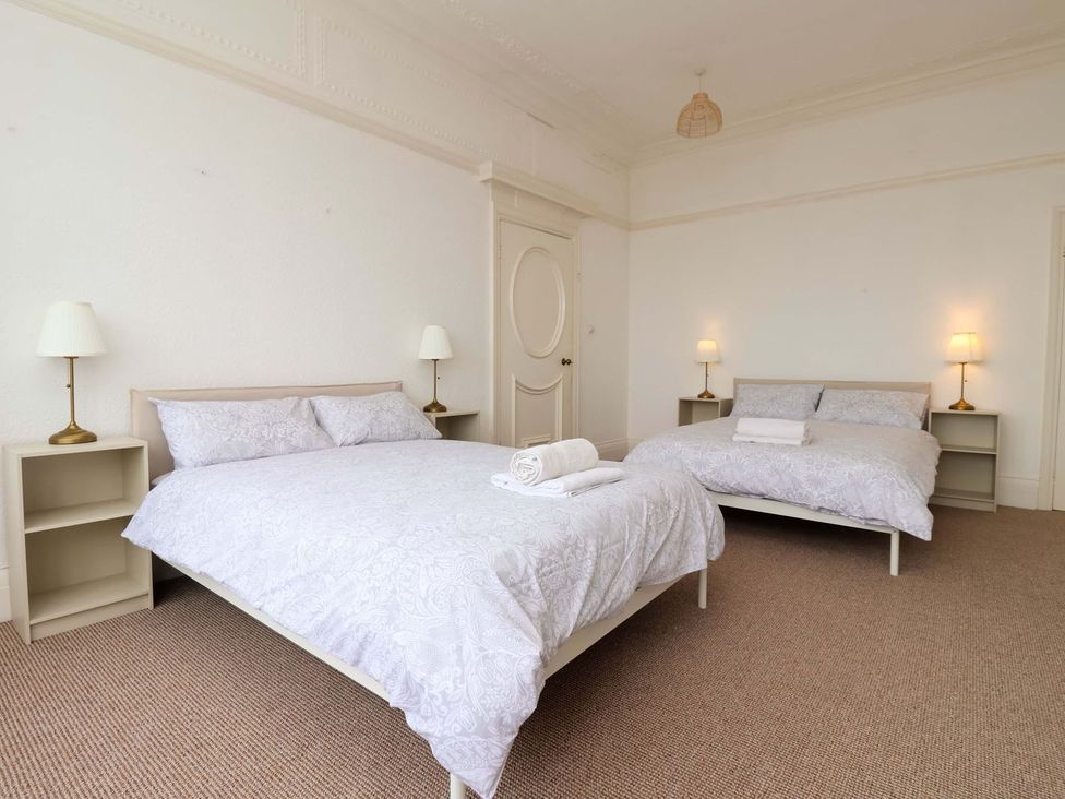 A bedroom with two beds and bedside lamps at Sunrise Lodge in Bridlington