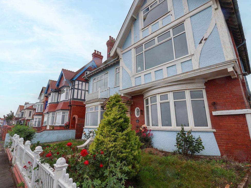 A row of houses with a garden in front at Sunrise Lodge in Bridlington