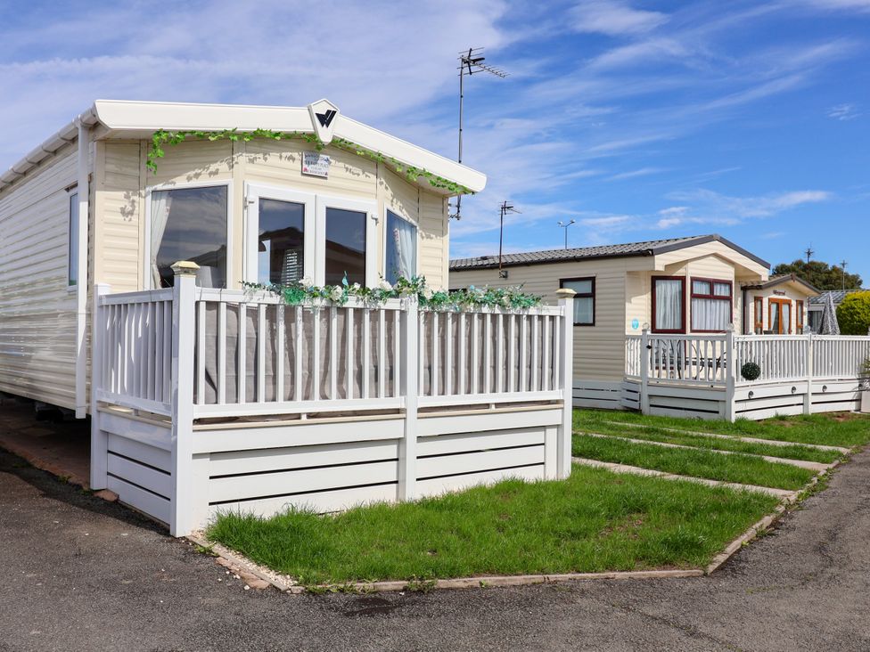 Mobile homes with decks in a park area at 15 Elm Crescent in Rhyl