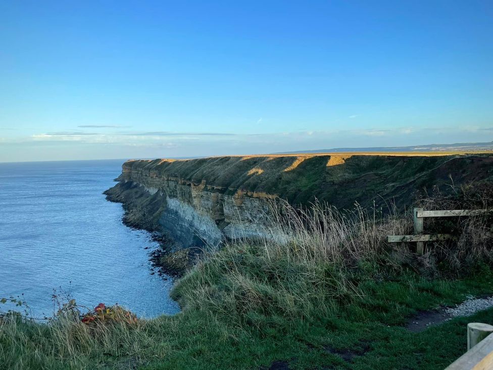 A cliff overlooking the ocean at Blue Dolphin Holiday Home in Gristhorpe