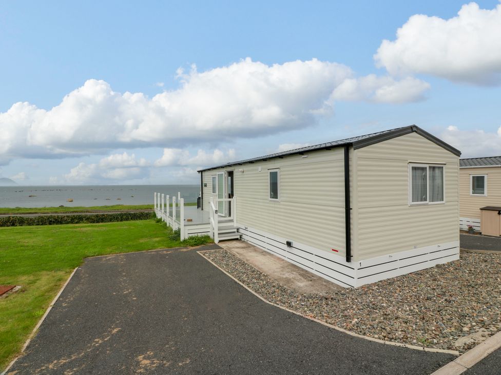 A caravan near the sea at Caravan in Girvan