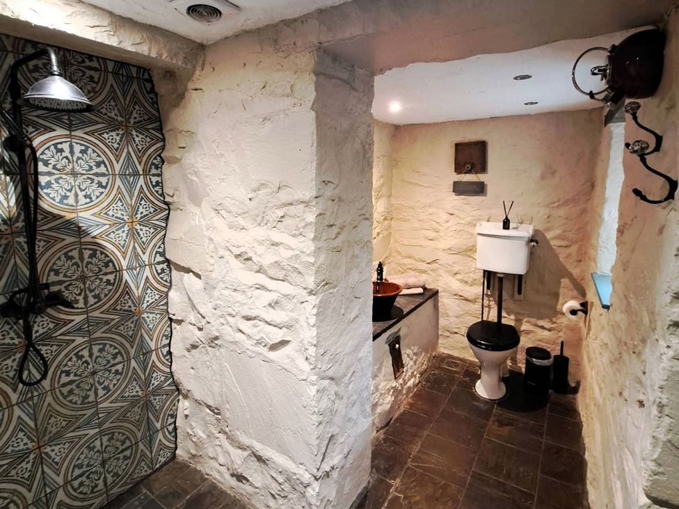 A bathroom with shower, sink, and toilet at Y Cwtch in Dolgellau
