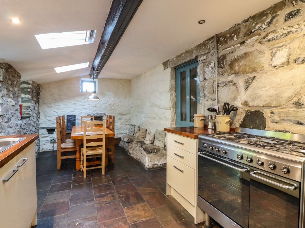A kitchen with a dining table and chairs at Y Cwtch in Dolgellau