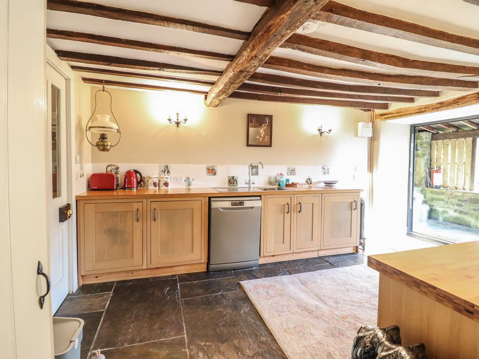 A kitchen with cabinets and appliances at Waen Fechan Dolgellau