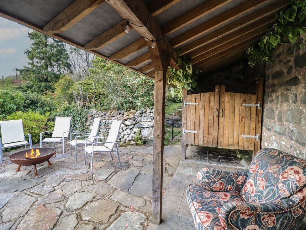 An outdoor area with seating around a fire pit at Waen Fechan in Dolgellau