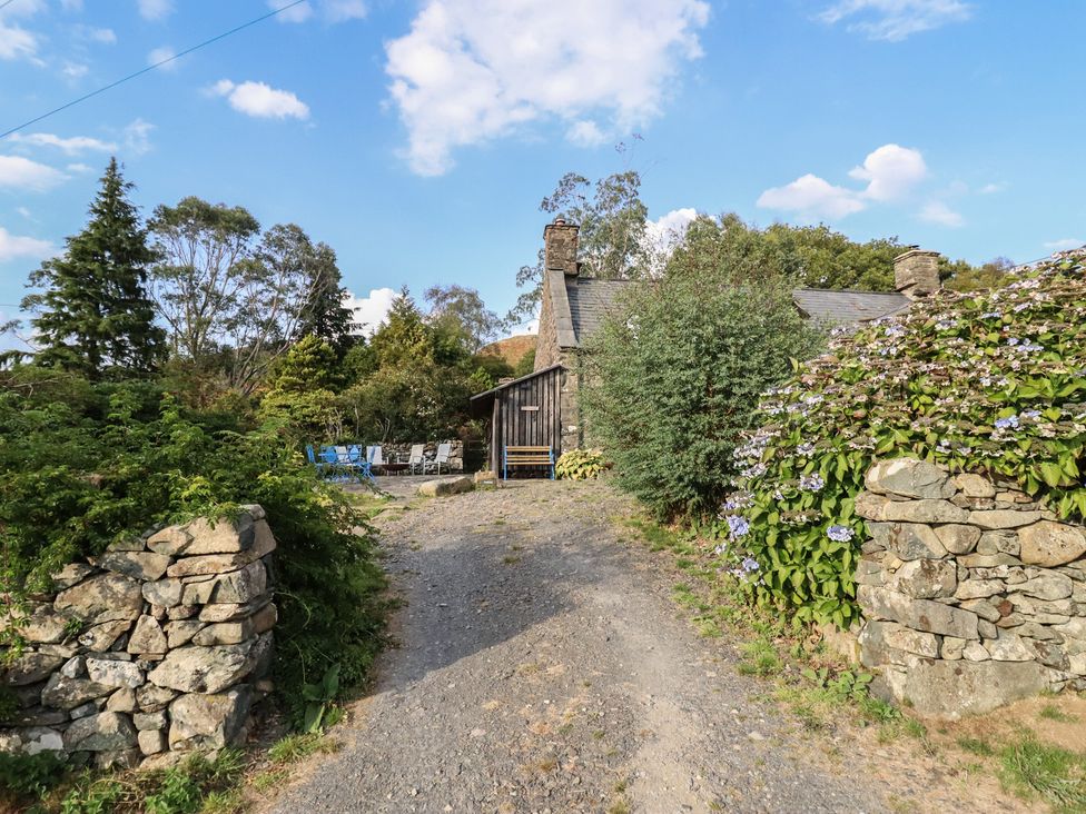 An outdoor view of a house with a garden at Waen Fechan in Dolgellau