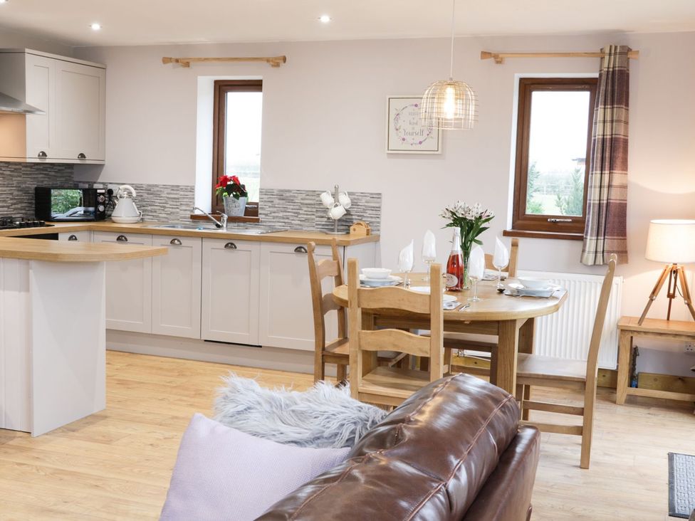 A kitchen with a dining area at Gardener's Lodge in Nantwich