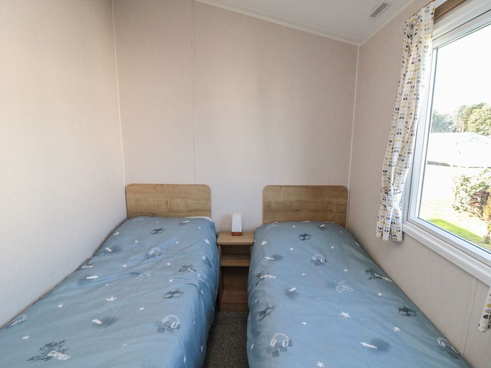 A bedroom with twin beds and a window at 10 Gosling in Scarborough