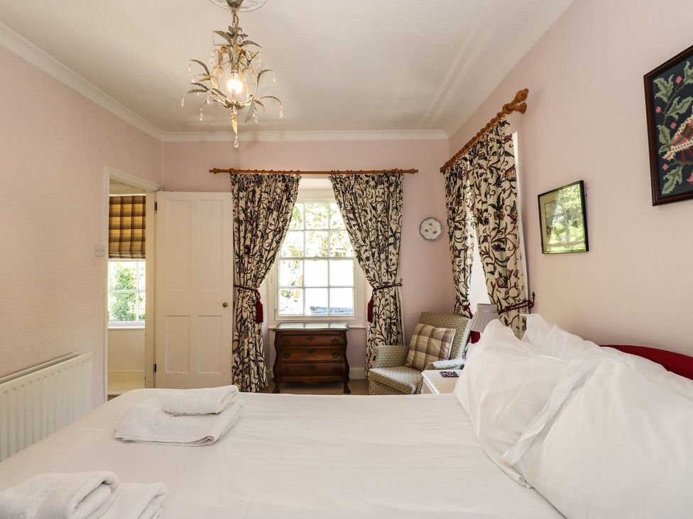 A bedroom with a bed and a window at Jessicas Cottage in Windermere