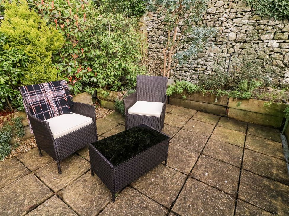 A garden with seating and a table at Crag Cottage in Settle