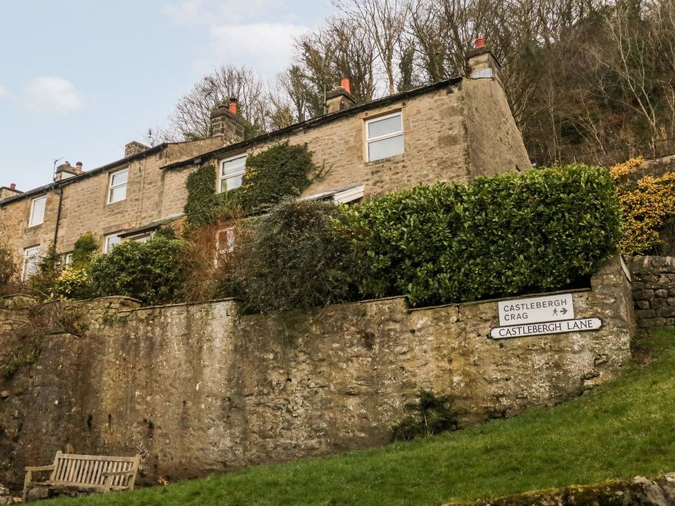 A house with a garden and bench at Crag Cottage in Settle