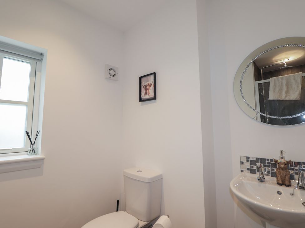 A bathroom with a toilet and washbasin at Broomfield Hideaway near Inverness