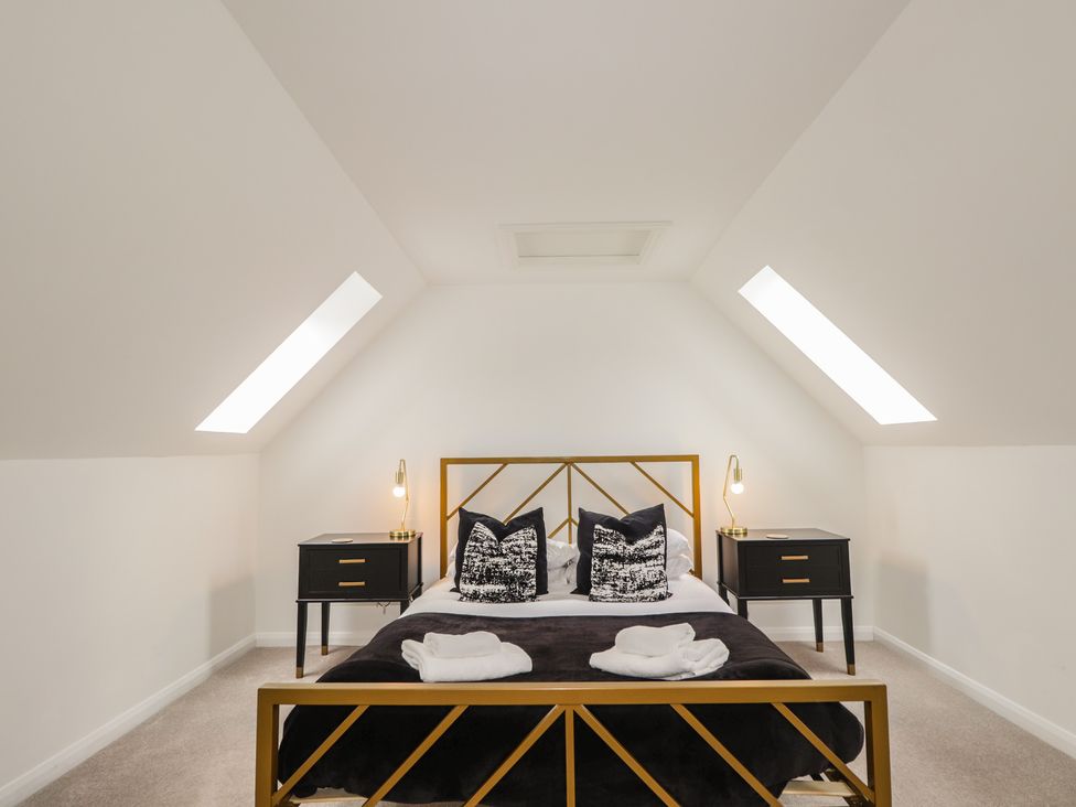 A bedroom with a bed and bedside tables at Broomfield Hideaway near Inverness