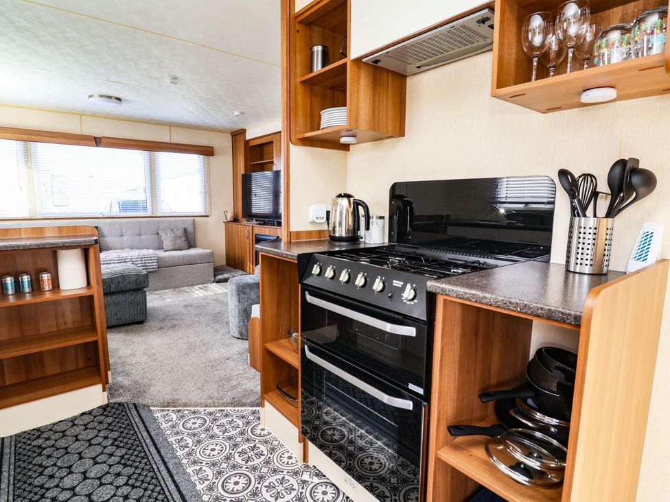 A kitchen with an oven and kettle in Beach Fields 45 Kinmel Bay