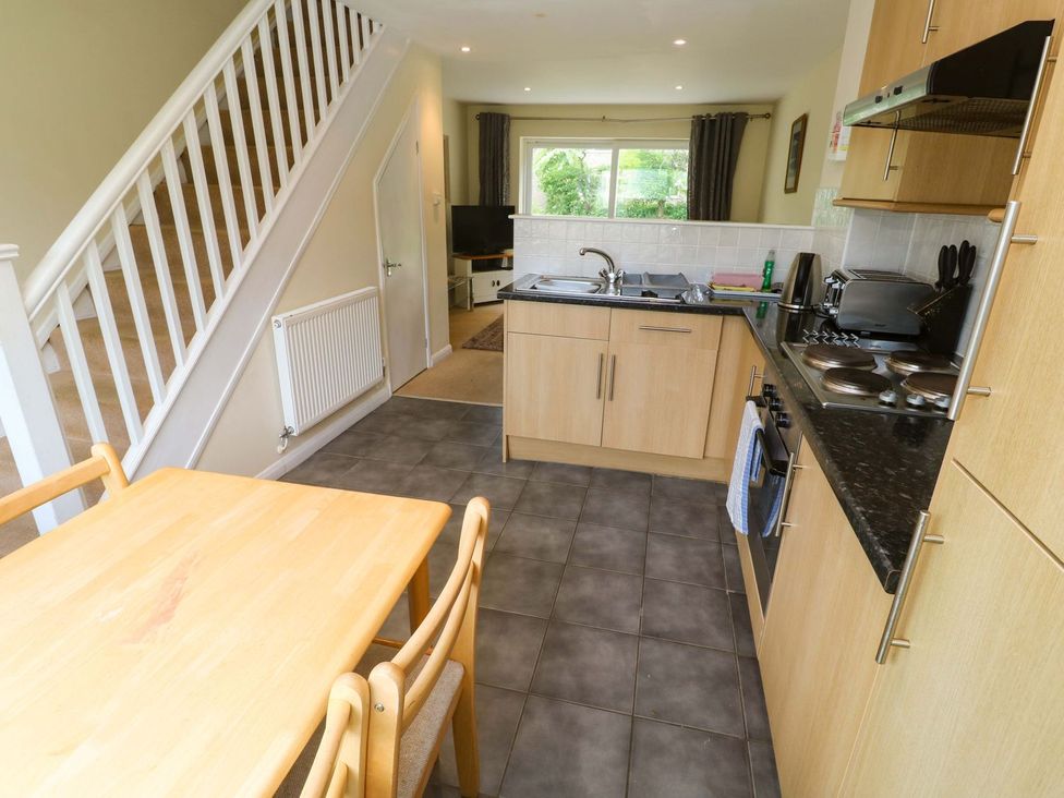 A kitchen with a table and chairs at 87 Atlantic Reach in Newquay