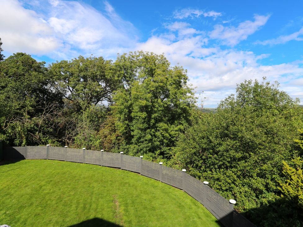 A garden with grass and a fence at Nabwood views