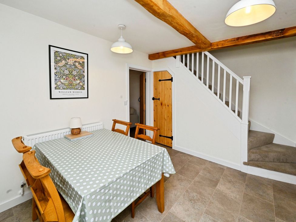 A dining room with a table and chairs at Susans Cottage