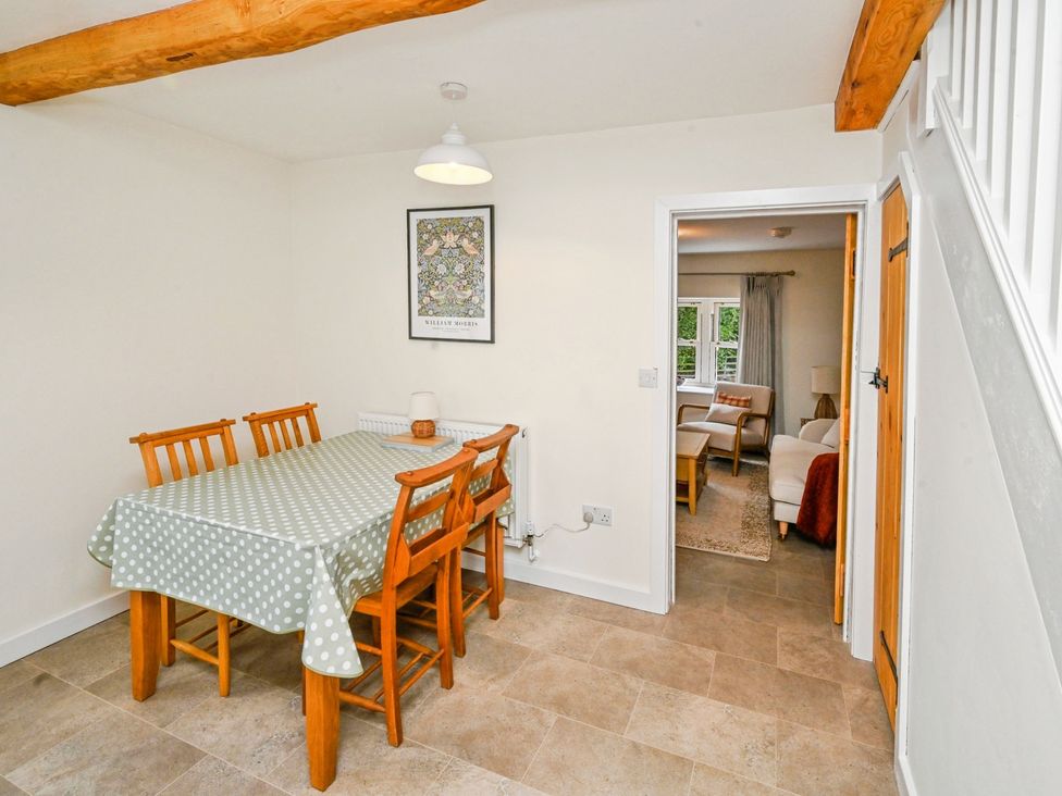 A dining room with a table and chairs at Susans Cottage 