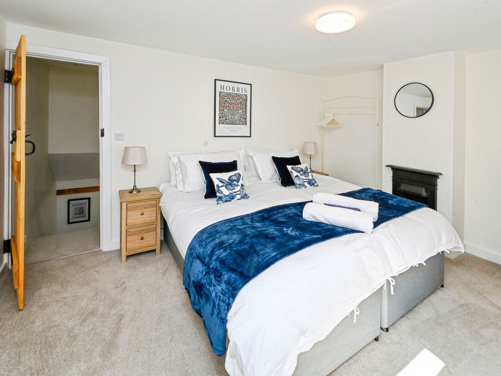 A bedroom with a bed and a lamp at Susans Cottage