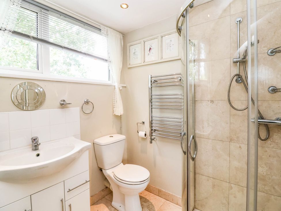 A bathroom featuring a shower and toilet at Herriotts Bridge Cottage in Bristol