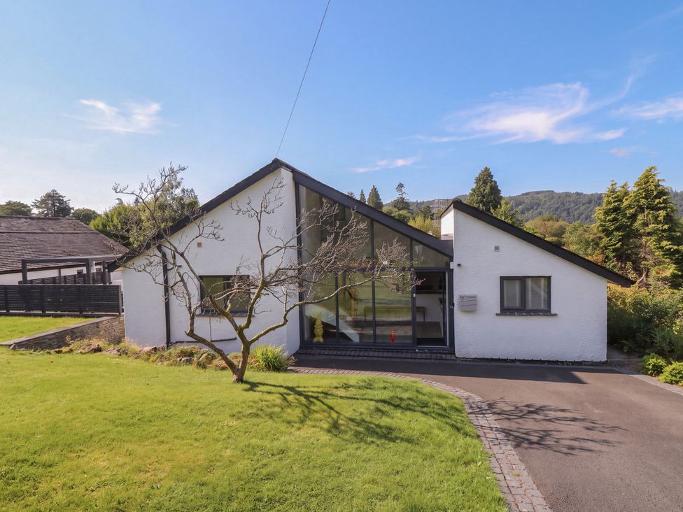 A house with a yard and driveway at 10 Rayrigg Rise in Bowness-On-Windermere