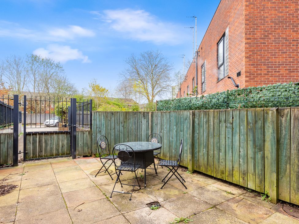 A garden with a table and chairs at 11 Radclyffe Mews Salford