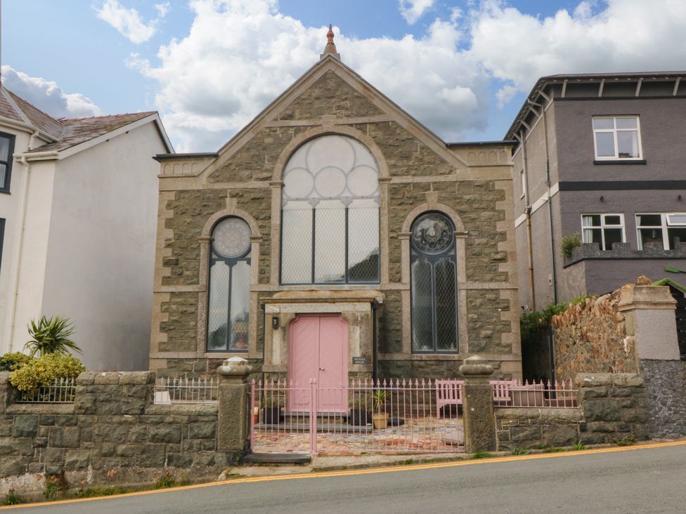 A building with pink door and windows at Chapel of Arts in Criccieth