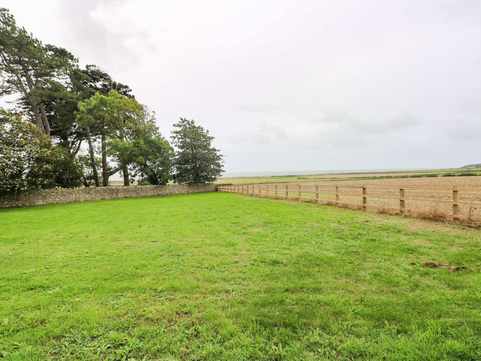 An outdoor area with grass and trees at The Bakery Hotel Room Gileston near St Athan