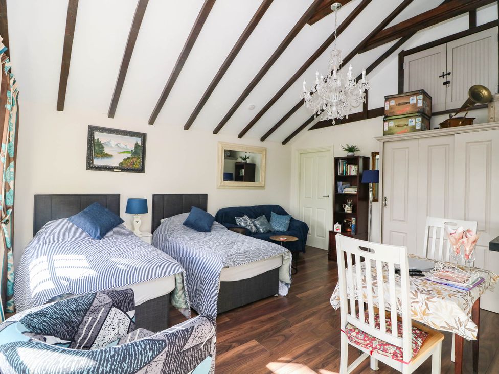 A bedroom with twin beds and a dining area at Kate’s in Daingean