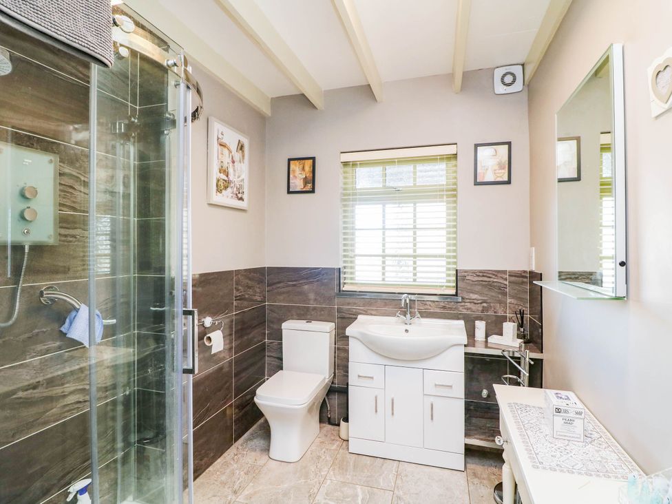 A bathroom with shower, toilet, and sink at Kate’s in Daingean