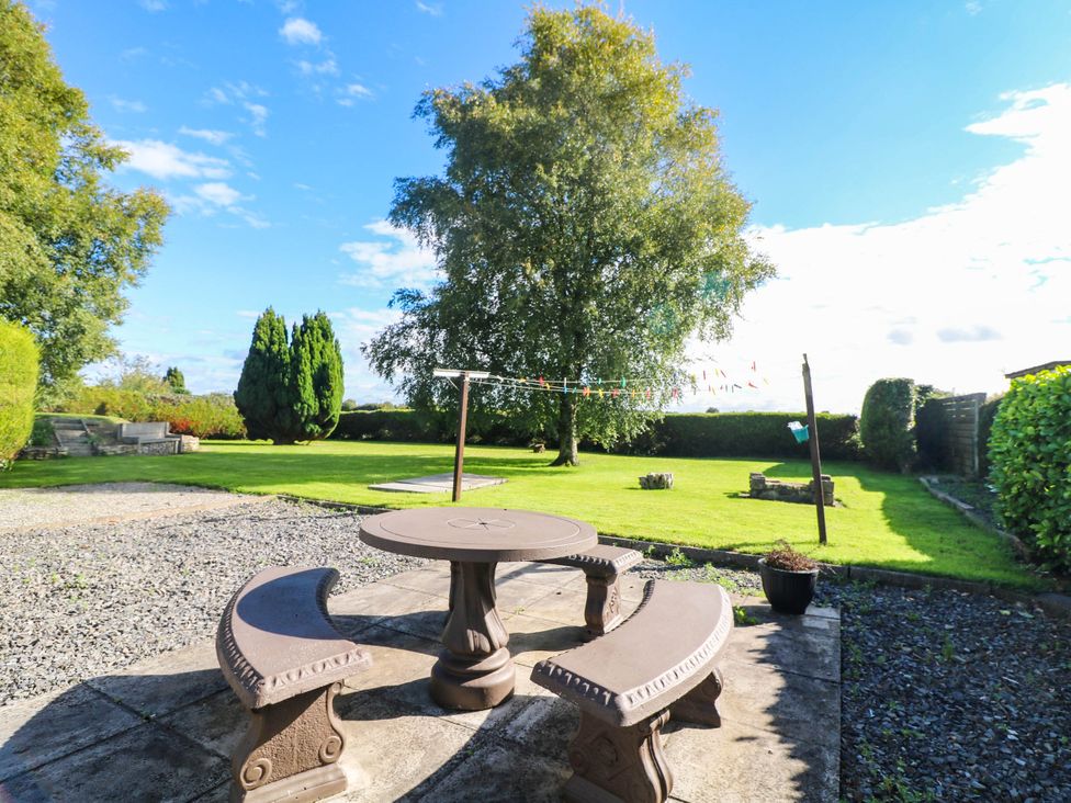 A garden with a table and benches at Kate’s in Daingean